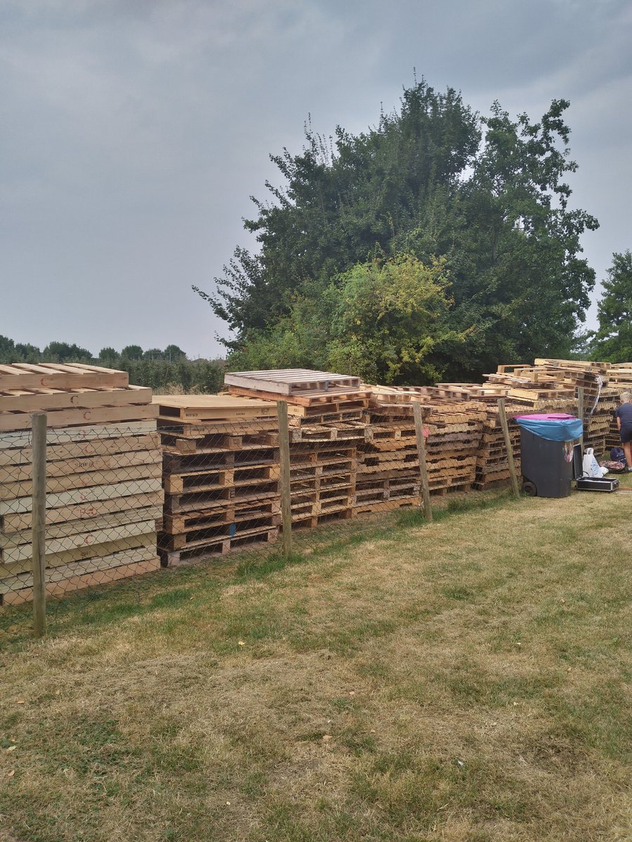 Vanmorgen 'knipten' Mare van Mourik en ik de toegang tot het huttendorp open. Mare is de 'burgemeester van het huttendorp'. 100 kinderen van de gemeente van de #Bethelkerk #Geldermalsen zijn aan de gang gegaan met bouwen. De stapels pallets zijn dan verdwenen... #Stoopopdestoep