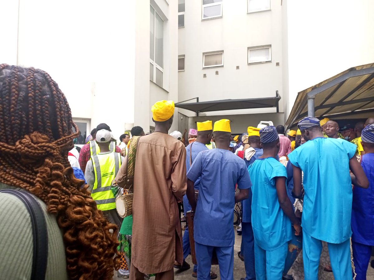 MobilePunch's tweet photo. PHOTOS: Crowd At Obasanjo's Residence As Tinubu Visits

Scores of supporters of the All Progressives Congress in Ogun State, on Wednesday, thronged the residence of former president, Olusegun Obasanjo, in Abeokuta as the  presidential candidate of the party, Bola Tinubu, visited. https://t.co/Qm2FwC2ZQQ