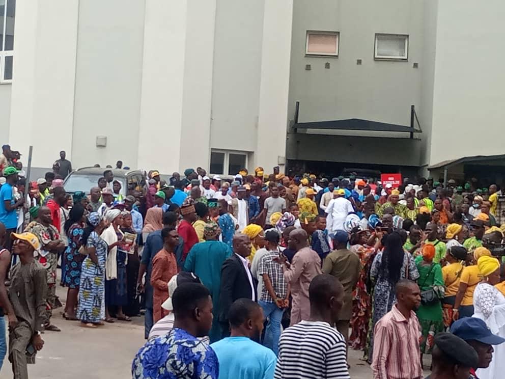 MobilePunch's tweet photo. PHOTOS: Crowd At Obasanjo's Residence As Tinubu Visits

Scores of supporters of the All Progressives Congress in Ogun State, on Wednesday, thronged the residence of former president, Olusegun Obasanjo, in Abeokuta as the  presidential candidate of the party, Bola Tinubu, visited. https://t.co/Qm2FwC2ZQQ