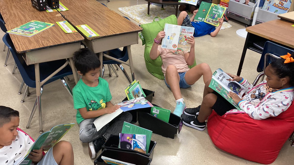monicals1981's tweet photo. Independent reading station #hawksnation @harmonyecisd @ECISDtweets https://t.co/JMHaD4DKmU
