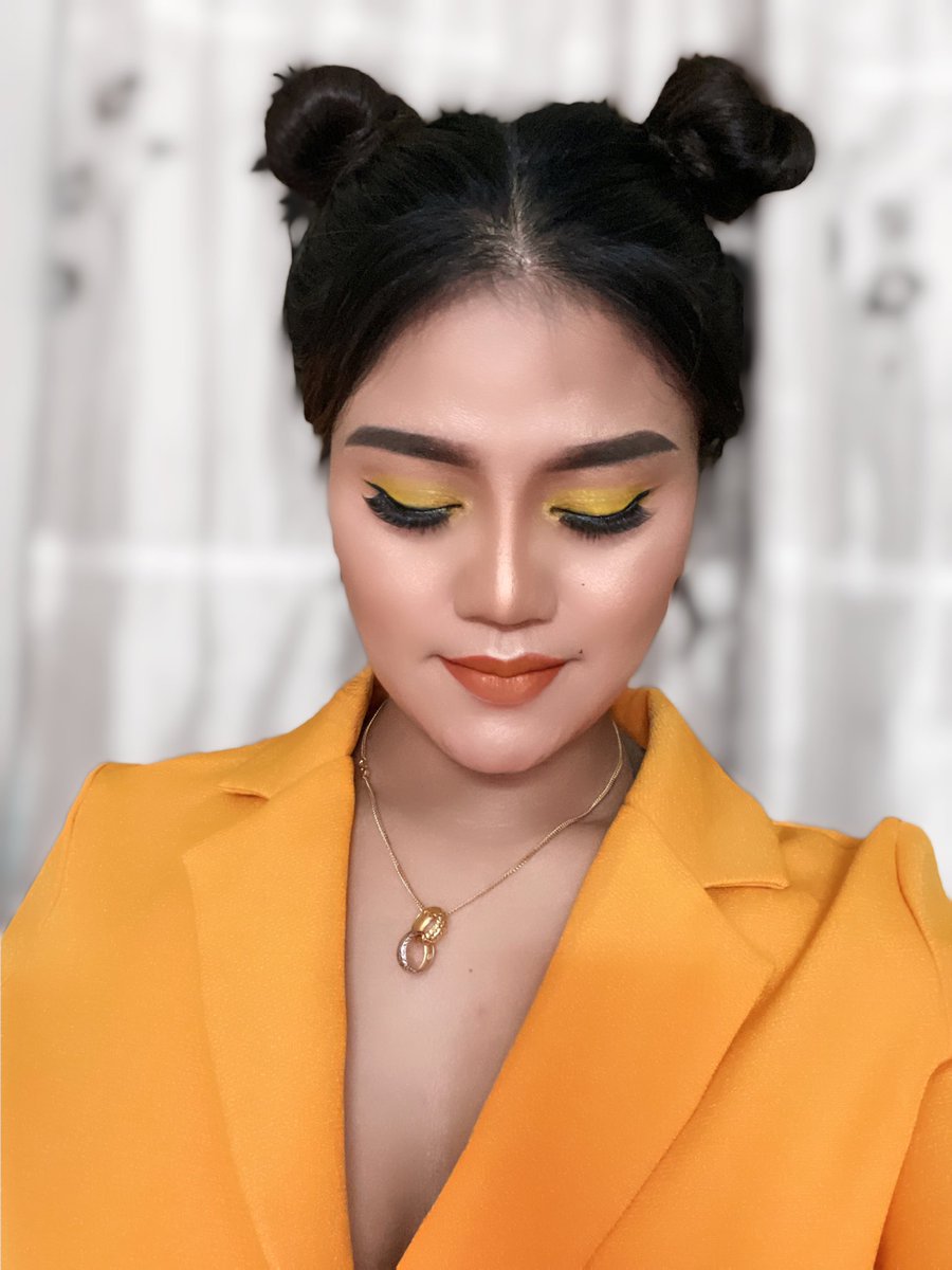 AbbyStudio90's tweet photo. yellow themed make up style🧡💛 #makeupartist #makeuplooks #makeuptutorial #makeupyellow #muapj #muakl #muaklangvalley #muaklang #makeupevent #makeuplover #makeupideas #makeupweddingmurah #muaselangor #makeupaddict #makeup https://t.co/XZUOh8GcW6