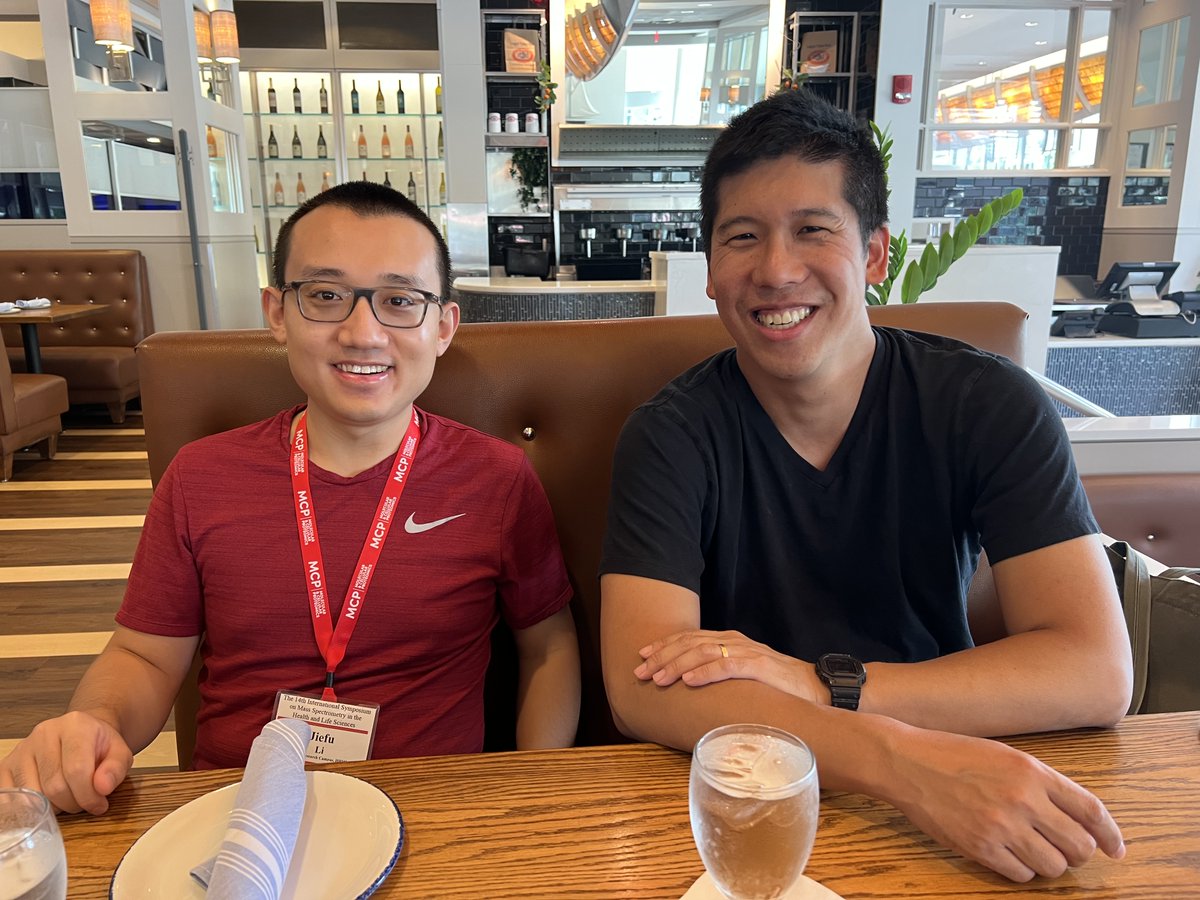 aliceyting's tweet photo. Ken @kenleonloh of Loh et al. Cell 2016 (HRP-catalyzed prox labeling of synaptic cleft proteome) meets @JiefuBiol of Li et al. Cell 2021 (HRP-catalyzed prox labeling of neuronal surface proteome in vivo) for the first time!
Magical moment at #ASBMBMassSpec @broadinstitute https://t.co/TDmRa2D44v