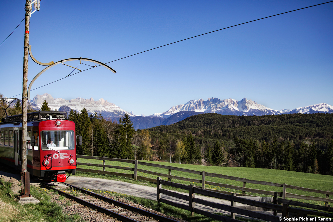 TurismoItaliaNw's tweet photo. Il Patrimonio naturale e paesaggistico italiano: adesso il Trenino di Renon viaggia anche per posta per celebrare i suoi 115 anni
Leggi la notizia https://t.co/2yds2O4tMT
#renon #treninodelrenon #115anni #anniversario #turismoitalianews #Turismo @altoadige_info https://t.co/i5iDngE0D5