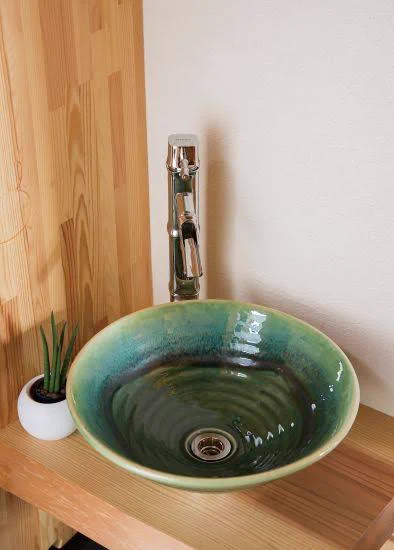 @kashiwakunugi 浅い洗面台も使いづらいけど一時期居酒屋とかでやたらと流行ったこうゆうのが一番苦手です…ほぼほぼ周りが木で囲われてるし飛沫、石鹸取りが気になって手洗いし辛い🤣 