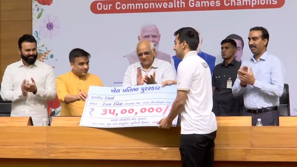 Gujarat govt presents cheques to Commonwealth games winners