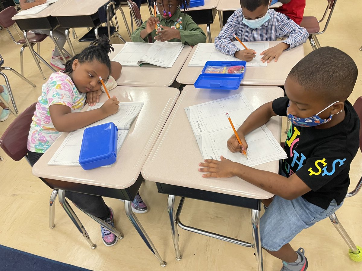 beingmrscrespo's tweet photo. Planning our narrative stories! We are loving our morning writing time. 
@HenryCountyBOE 
@RedOakElemen
@ROEPrin_Akbar
@LearninHenry
#RedOakReady 
#BetterTogether  
#ExpectExceptionalHCS https://t.co/y5FYYmDzZS