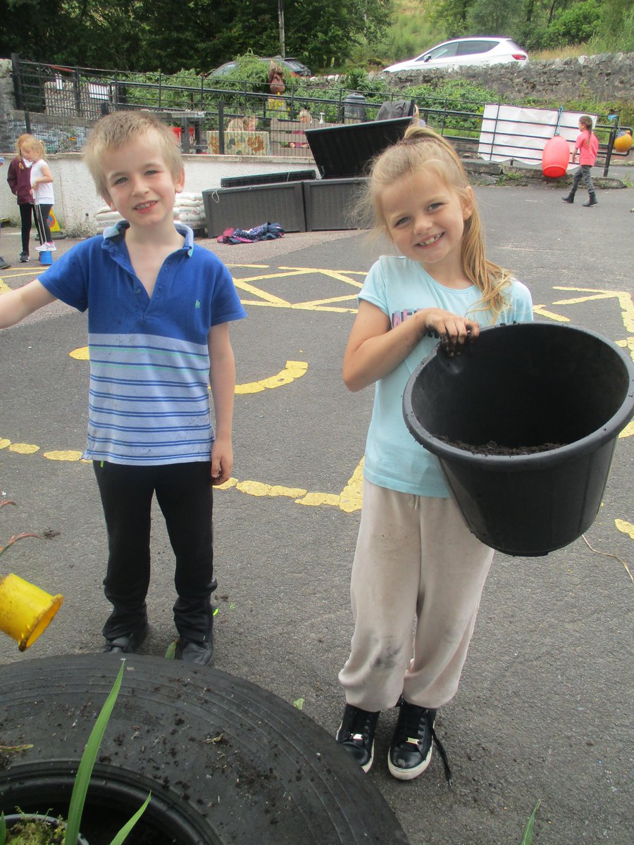 StrachurP's tweet photo. A spot of gardening this afternoon in the school grounds by  P1-4 😀 #strachur #strachurprimary #abc_OCTF #outdoorlearning #argyllandbute #weeclass  #RRS #Article29 #collaboration https://t.co/et1cfcpPVs