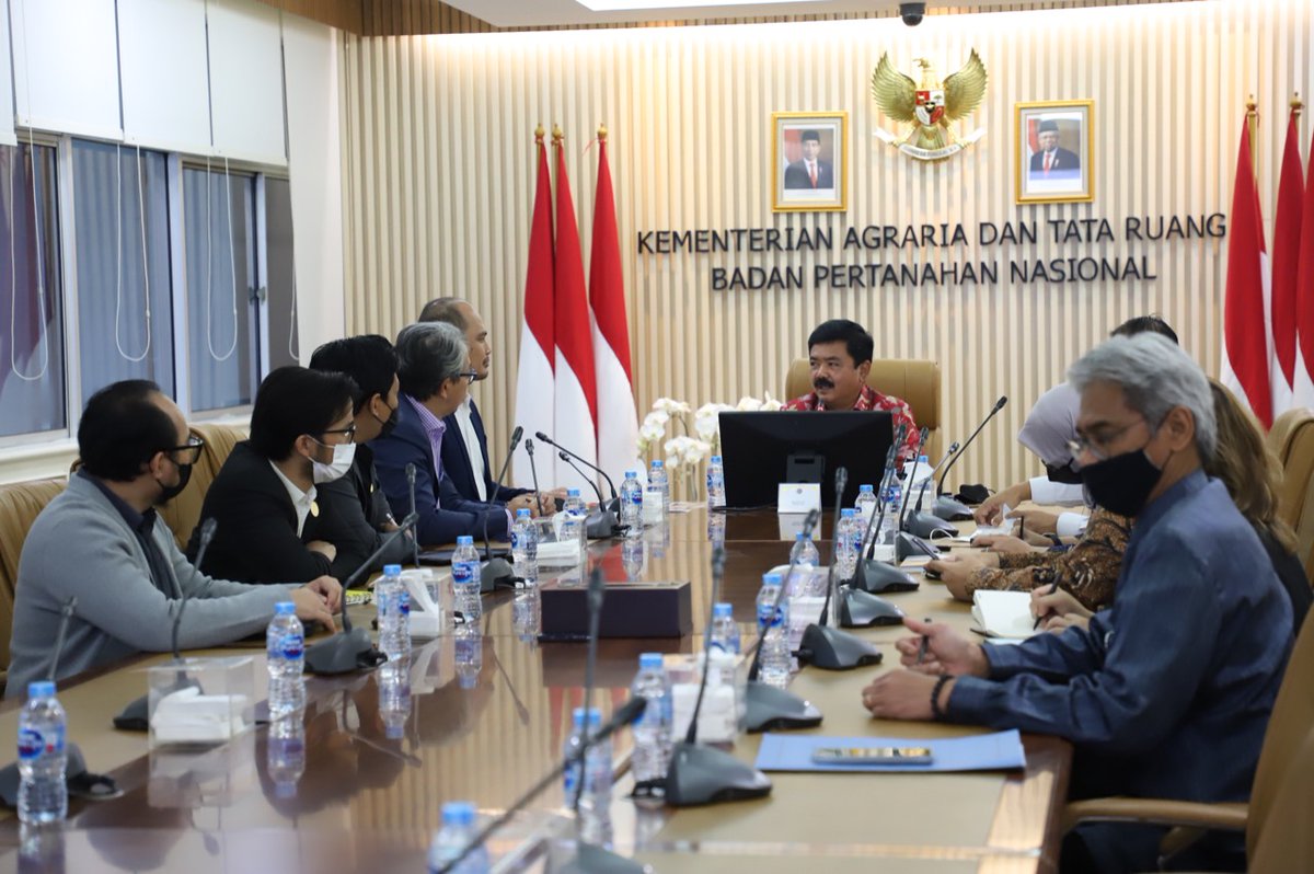 IAPIndonesia's tweet photo. Dihadiri Ketum IAP Hendricus Andy Simarmata, Ketua Majelis Kode Etik sekaligus Dewan Pembina Bernardus Djonoputro, Sekjen Adriadi Dimastanto, Direksek Bapak Shofi S. Shulhiddar, dan Perwakilan LSPPWK Soni Agustiansyah.

Sumber Foto  : Biro Hubungan Masyarakat
Kementerian ATR/BPN. https://t.co/INnLyd6JWW