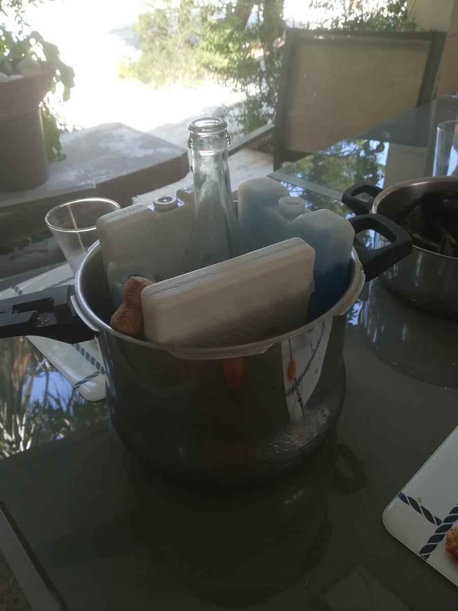 ArturoRamiroPp's tweet photo. Diagnóstico: 
#sardinitis con una maceración en frío #magefesa de #lambrusco tinto.

Mejor remedio: #siesta 

Tipo de paciente: No es paciente es un poco nerviosilla y tiene #tuiterismo crónico
 pero del << bueno>.
No suele hablar de #Politica https://t.co/ouhNEKX27y