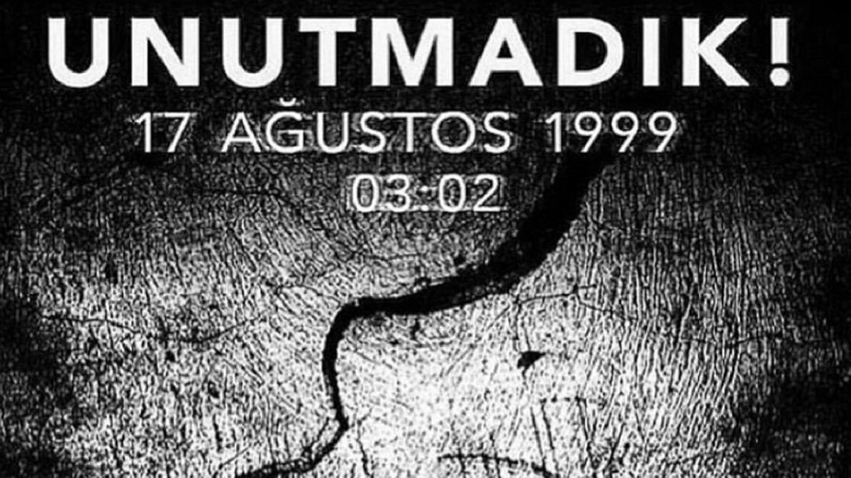 Bakmayın siz en uzun gecenin 21 Aralık olduğuna. Bu ülke en uzun gecesini 17 Ağustos 1999’da yaşadı. Allah bir daha yaşatmasın. 
 #17AgustosDepremi 
#45saniye 
#MarmaraDepremi