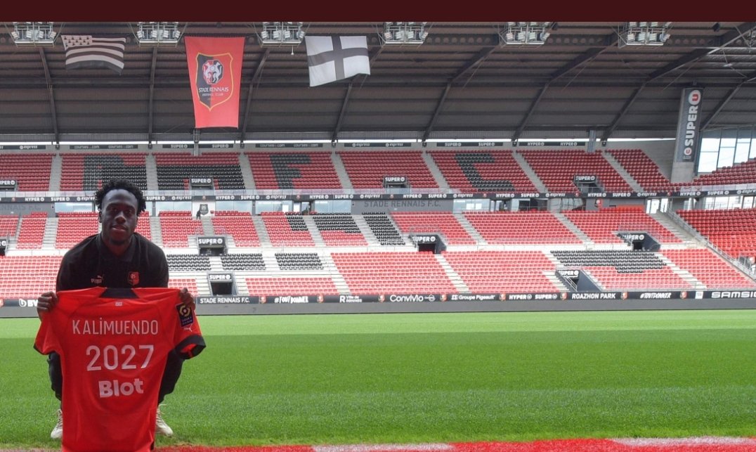 Rennesplus's tweet photo. Tu abuses @staderennais là avec ces blocs noirs en tribune Super U. Les VIP, oui, mais pas a n'importe quel prix ! Meme le R est bouffé ! #rustine #srfc #MercatoSRFC https://t.co/2kOVK8PUQQ
