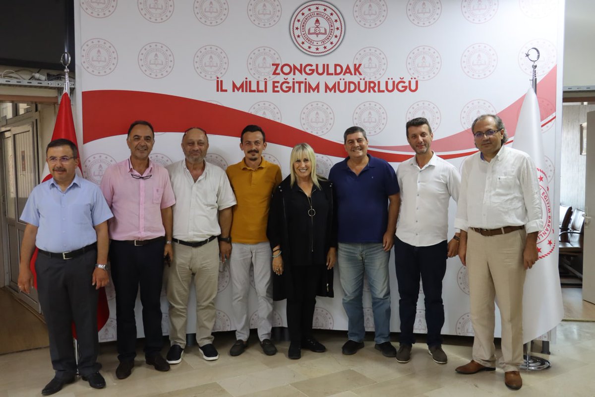 İlimiz merkezinde görevli sürücü kursu temsilcileri, İl Millî Eğitim Müdürümüz Züleyha ALDOĞAN'ı ziyaret ettiler.

<a href="/tcmeb/">Millî Eğitim Bakanlığı</a> 
<a href="/zuleyhaaldogan/">Züleyha Aldoğan</a>