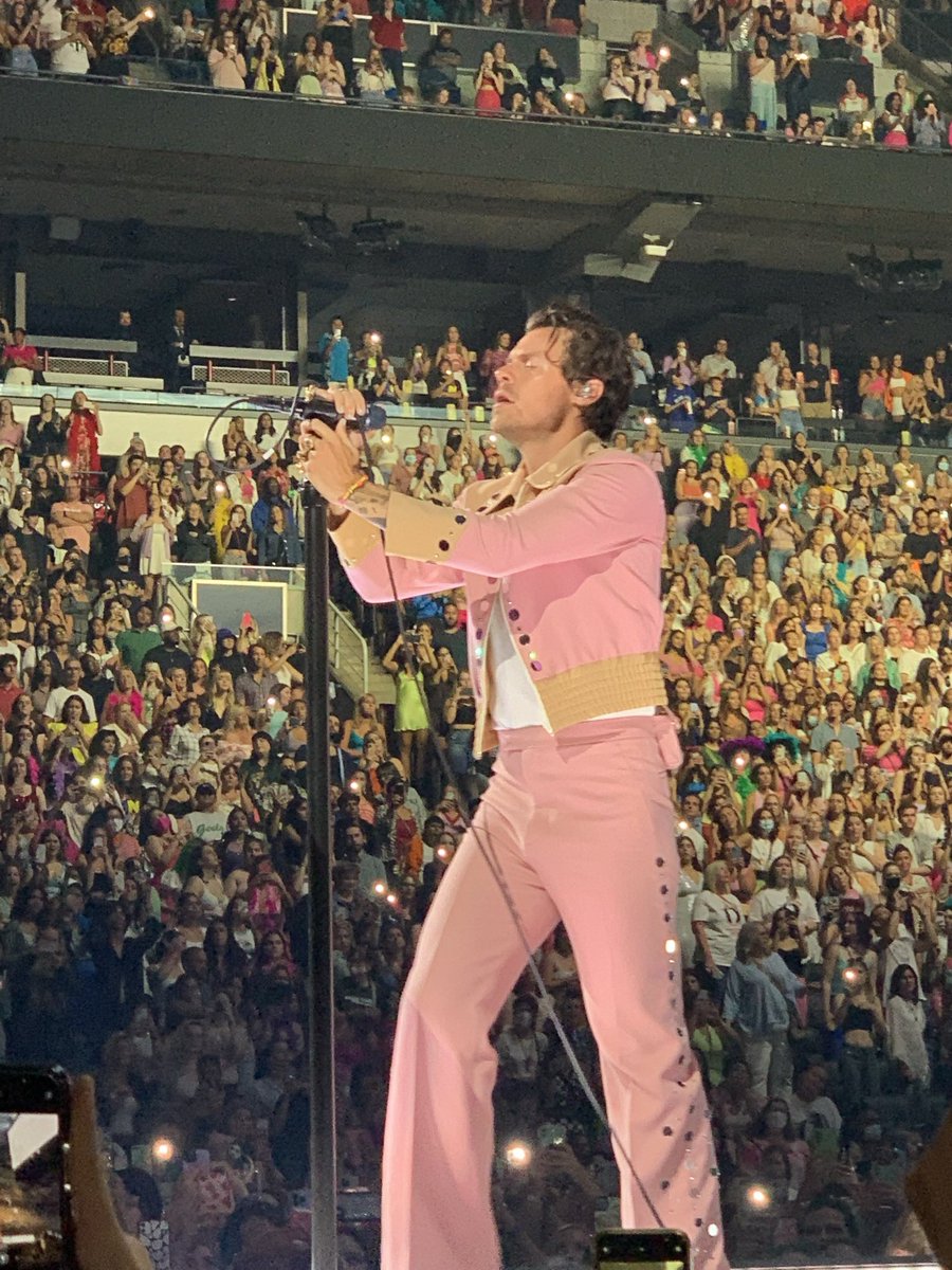 nicolebellmore's tweet photo. I can’t believe I TOOK these photos!!!! #loveontour #harrystylestoronto https://t.co/CXwGvQwymt