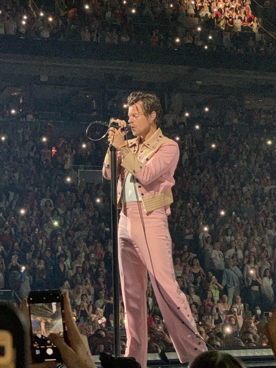 nicolebellmore's tweet photo. I can’t believe I TOOK these photos!!!! #loveontour #harrystylestoronto https://t.co/CXwGvQwymt