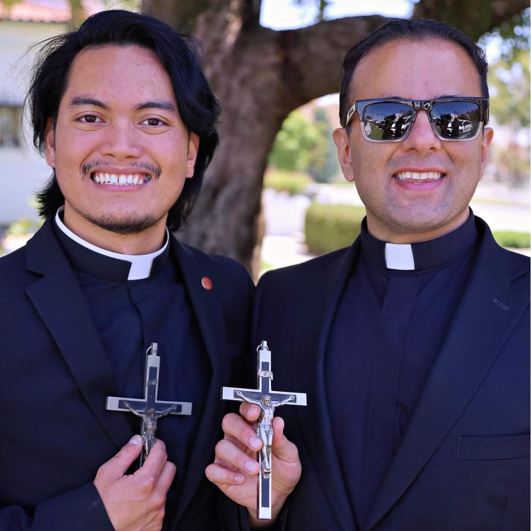 JamesMartinSJ's tweet photo. Congratulations to all the Jesuits from the four US Provinces who pronounced their First Vows of poverty, chastity and obedience this weekend! AMDG
@JesuitsEast @jesuitswest @JesuitsUCS @MidwestJesuits @BeAJesuit @jesuitnews https://t.co/Ltrxzs8Sxu