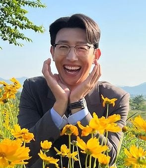 kyeomdaily's tweet photo. "try to find the difference!" https://t.co/EB7xokipvA