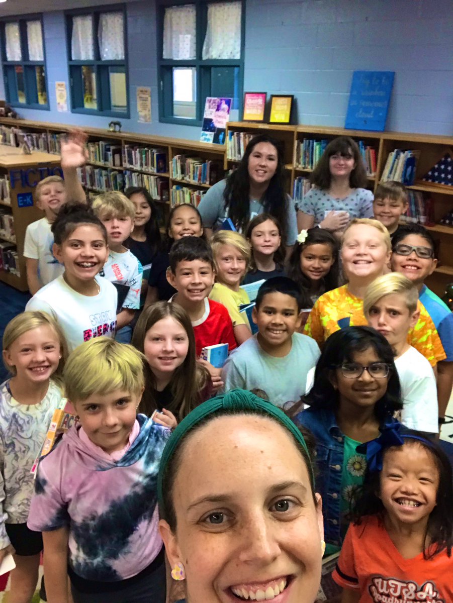 FORESLIBRARY's tweet image. My very first library class was amazing! Look at those smiling faces 🤩 thank you for being you! #read #seeyousoon