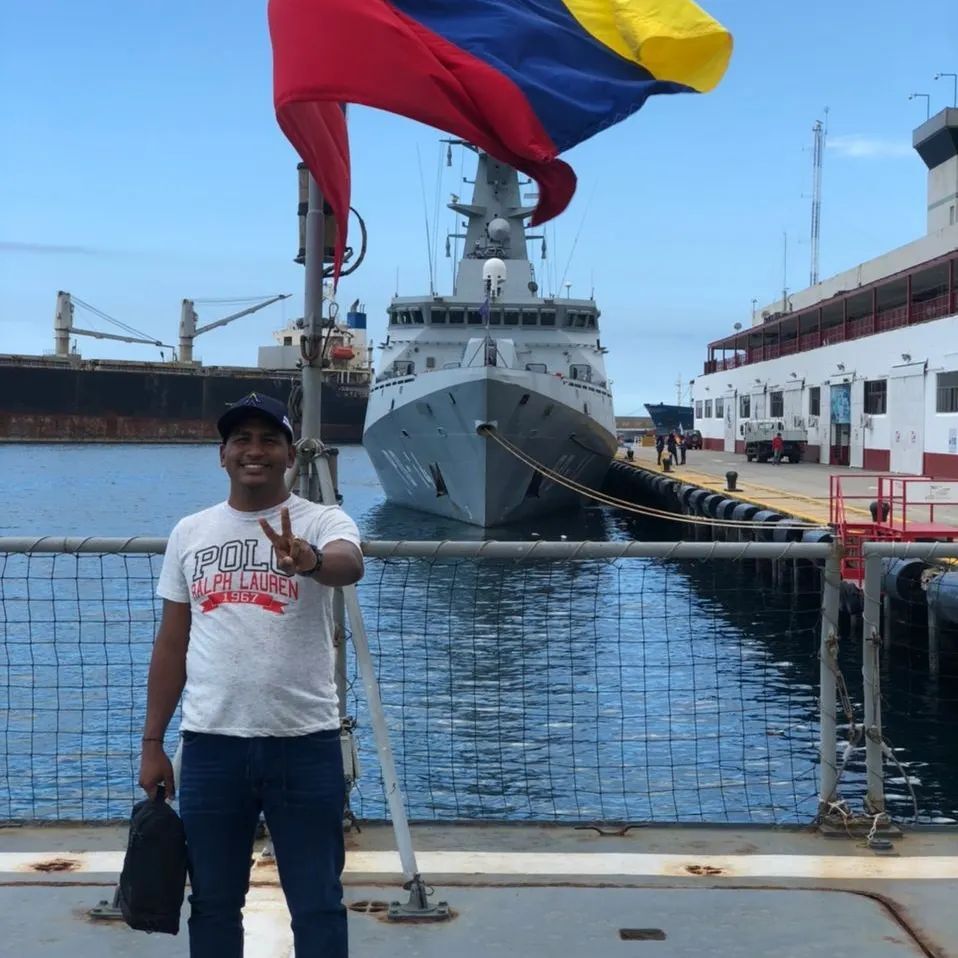CarlosMaga27's tweet photo. 🇻🇪 A bordo de los patrulleros de la gloriosa @armadabolivariana acompañamos a la Segunda Vicepresidenta de la Asamblea Nacional @vanesamonterolopez a una de las más importante dependencia federales, #IslaDeAves dónde nace Venezuela, ubicada a 666 km del … https://t.co/xZeLptqSj9 https://t.co/yoY2vGsnDJ