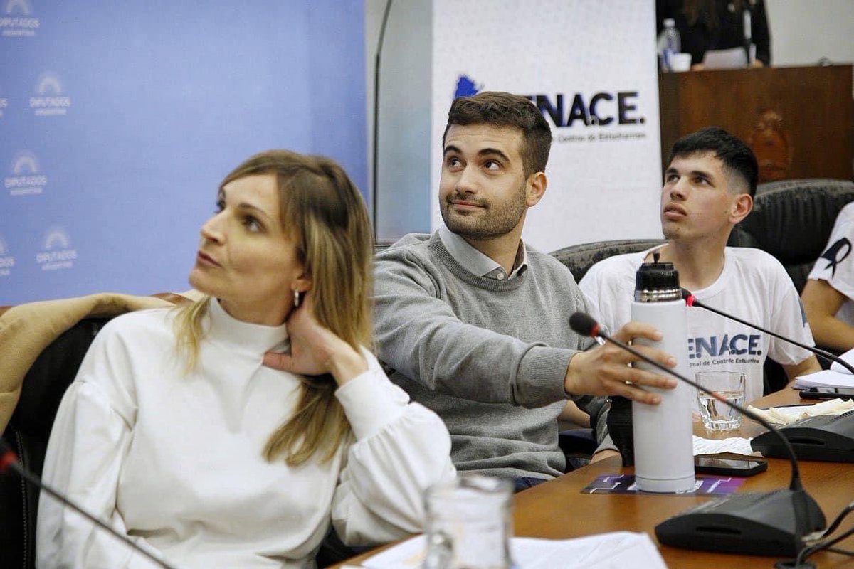 tomiledesmaok's tweet photo. Presentamos el proyecto de ley de Justicia Digital Educativa que apunta a reducir la brecha digital, institucionalizando el conectar igualdad y buscando generar conectividad en cada rincón de nuestro país. https://t.co/iD7VZOBu9M
