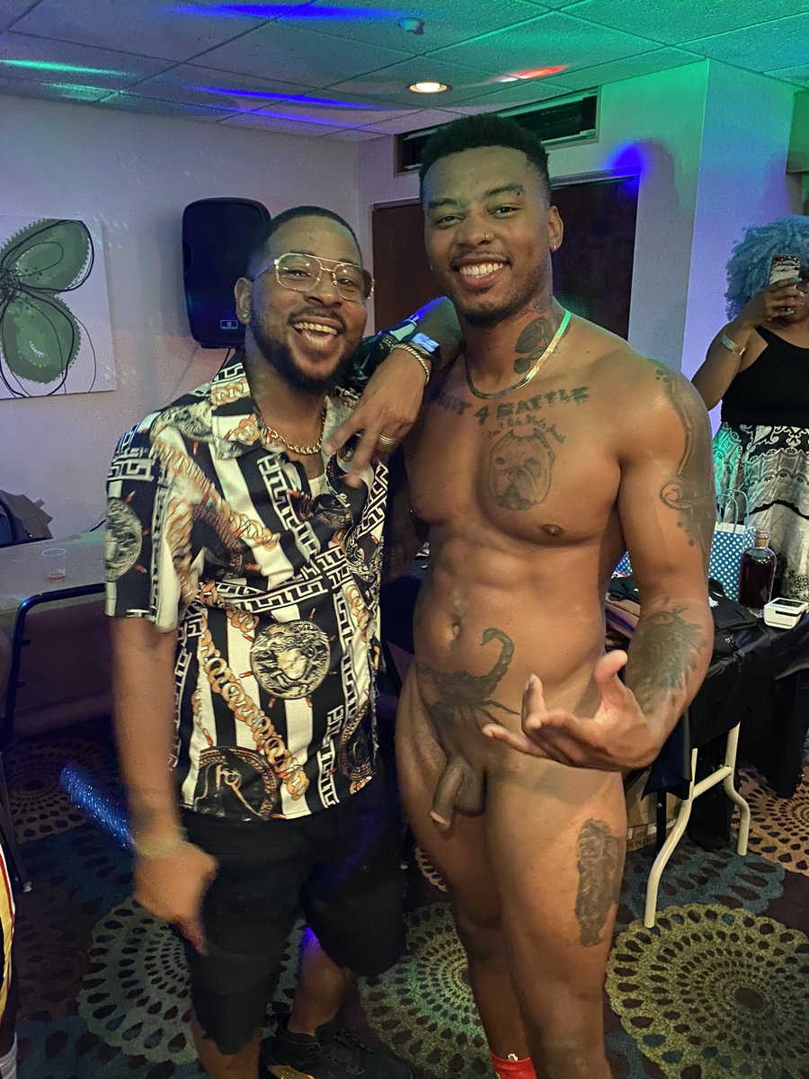 mr_romeo_313's tweet photo. First time djing/hosting an exotic painting with a twist!!! Dope food dope drinks and some dope ass models @jeffuncutt @realkingstennis #exoticpainting #djromeo https://t.co/thuuHb67di