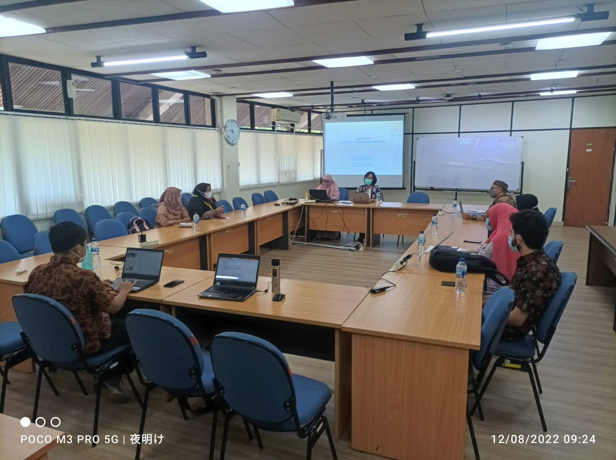 Mo_Al_Fares's tweet photo. I'm so grateful to be one of the KNB Scholarship 2021 students. @univ_indonesia

A meeting with my academic supervisors at @FASILKOM_UI, @univ_indonesia.

#universitasindonesia  #KNB2021 #MTI #scholorship #Computer_science #startup https://t.co/fb95ghi7MM