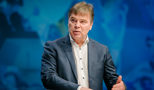 ARCCBBC's tweet photo. We congratulate our programme director prof. Hans Kuipers (@TUeindhoven), who received the prestigious @ERC_Research Advanced Grant! He receives 2.5 million Euros to invest in his project on catalytic three-phase reactors. Read more 👉 https://t.co/gwklEMrm1W #excellentscience https://t.co/lvOiAnRGlA