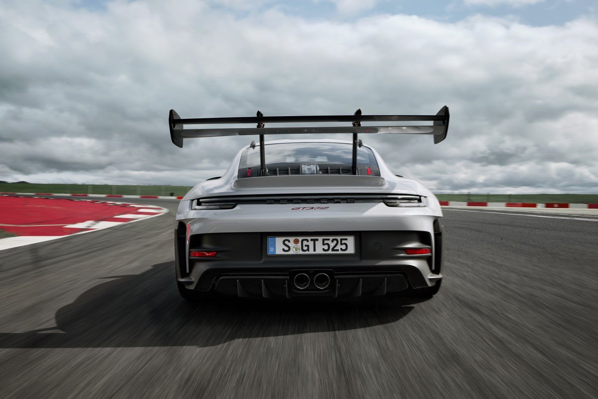 PorscheNewsroom's tweet photo. The new #Porsche 911 #GT3RS makes no secret of its intentions: it is uncompromisingly designed for maximum performance. The details: https://t.co/pBJ6kbsMPT https://t.co/O4rLIROTdq