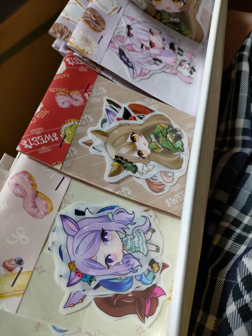 大きめサイズのシールと、約5cmくらいの小さめサイズのシールです。

クリア素材のシールです。
小6枚1セットで¥100
大1枚¥100で出します。

#ADVオリジン 