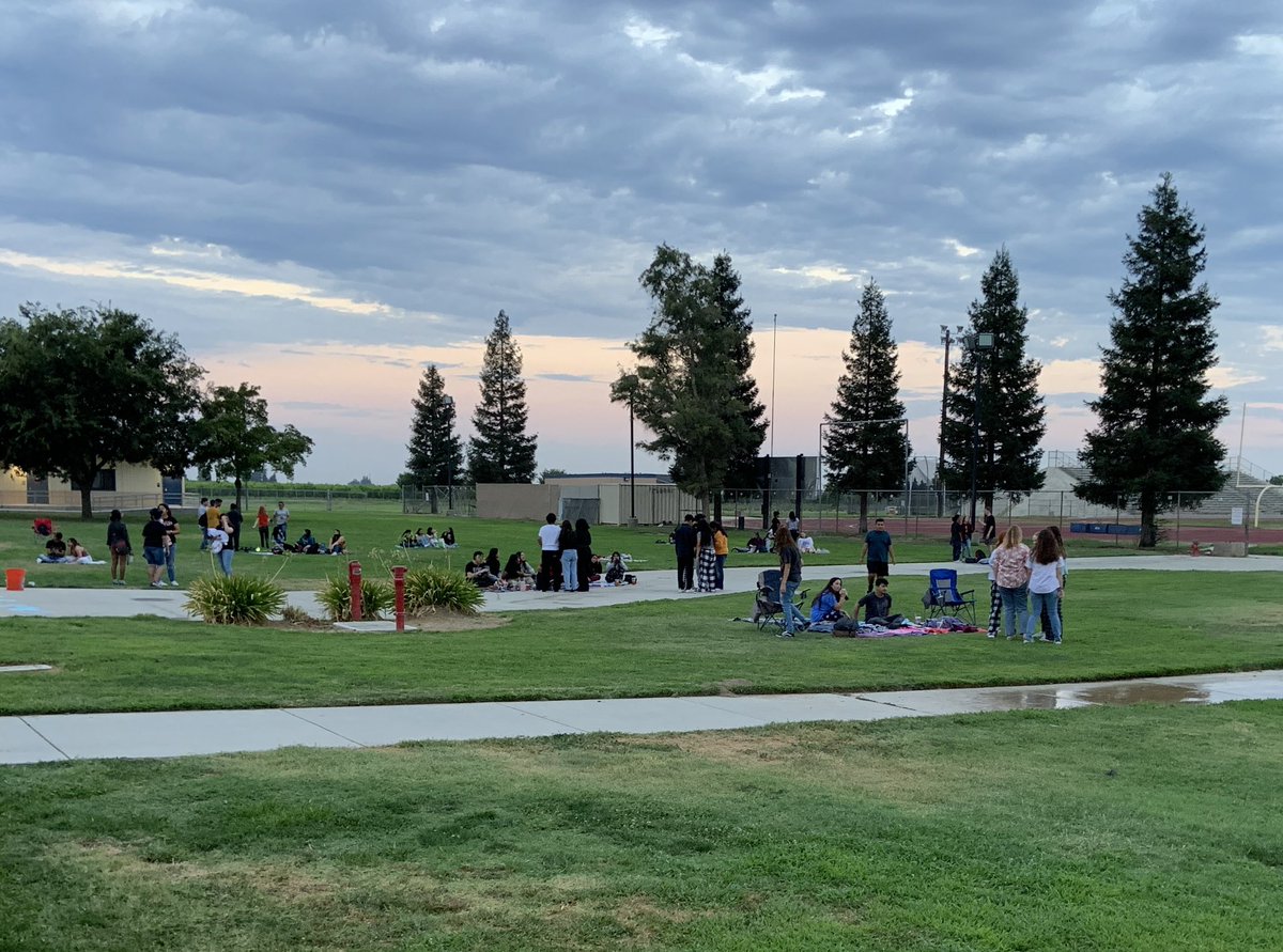 holtermanndave's tweet photo. CHS Senior Sunrise this morning. 🌤 A dawn of a promising new year @centralhs_ for everyone here at Central High!  Especially our seniors! Last year a 96% graduation rate! @CentralUSD https://t.co/harwRbfffJ