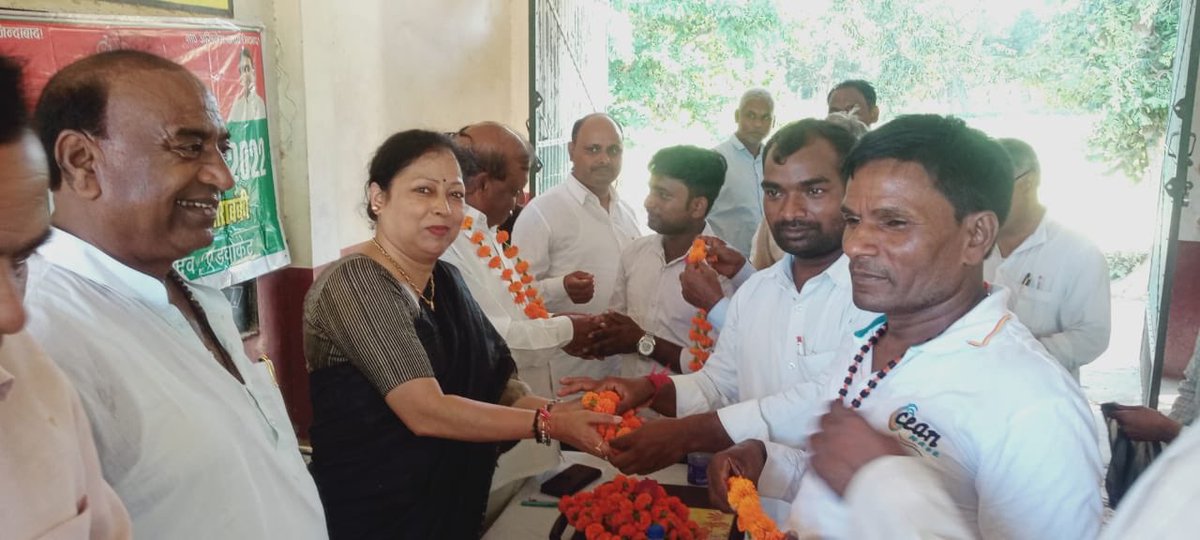renudineshverma's tweet photo. अशर्फी लाल यादव जनता मान्टेसरी स्कूल बदोसराय, बाराबंकी में यादवेन्द्र सिंह यादव जी द्वारा आयोजित, समाजवादी पार्टी सदस्यता अभियान में पूर्व मंत्री, जनपद प्रभारी श्री आर.के. चौधरी जी के साथ सम्मिलित हुई व सैकड़ों लोगों को समाजवादी पार्टी की सदस्यता दिलवाई।
#समाजवादी_सदस्यता_अभियान https://t.co/CozXRRexuq