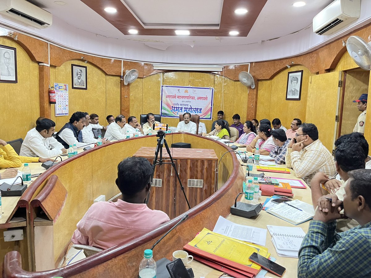 DoctorAnilBonde's tweet image. म.न.पा अमरावती येथे विविध विषयांवर बैठक आयोजित करण्यात आली होती.त्या मध्ये अतिक्रमन,स्वच्छता,आरोग्य सेवा,शिक्षण सेवा,व अन्य विषयांवर चर्चा करून लवकरात लवकर समस्या सोडवावे असे त्यांना सांगितले.या वेळी उपायुक्त श्रीमती.बोरेकर,भाजपा शराध्यक्ष किरण पतुरकर,तुषार भारतीय,चेतन गावंडे,