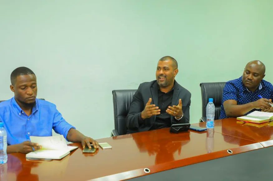 WizaraSanaa's tweet photo. Waziri Mhe. Mchengerwa Agosti 17, 2022 ameelekeza vilabu vyote kumiliki viwanja vyake vyenyewe ambapo timu ya  Yanga na Simba zimeahidi kutekeleza agizo hilo ndani ya miezi sita. 

Ni katika kikao na  watendaji wakuu wa vilabu vinavyoshiriki ligi kuu  jijini Dar es Salaam https://t.co/9Q1LOOr6D1