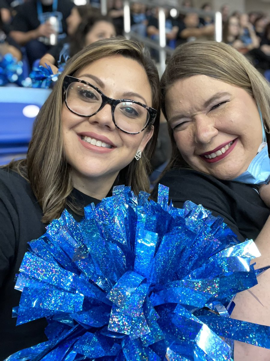 Mrs_Mendoza3's tweet photo. @GcSecondary AP/Dual English ROCKS at @NISDHarlan! Can’t wait to #ignitetheNest! 💙🖤 https://t.co/UNl7swZAOx