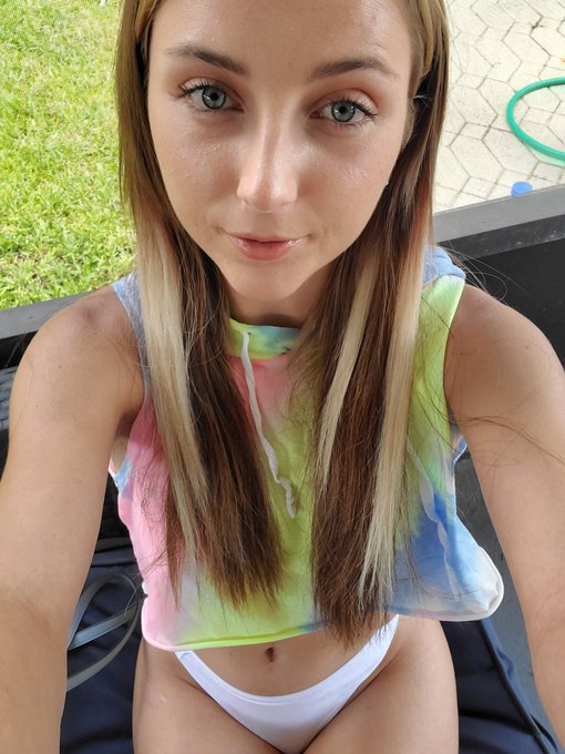 Whatcha doin today? 💗 https://t.co/Al91nMkCML