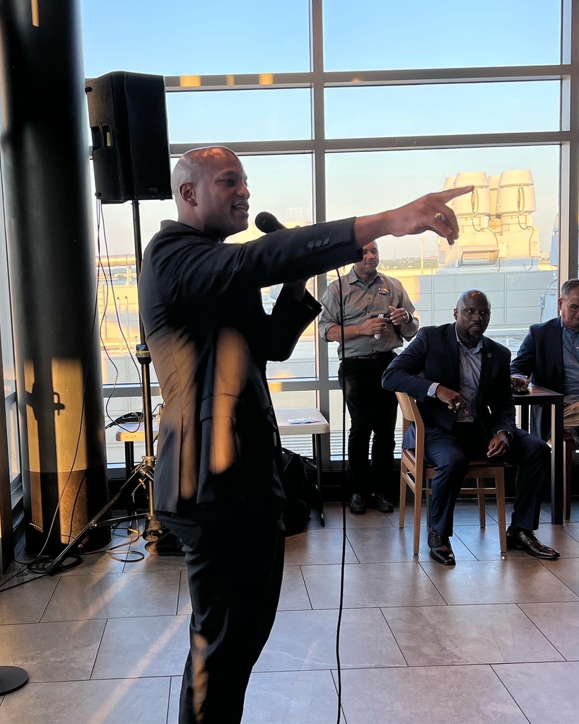 JumlaNetwork's tweet photo. Last week we had the pleasure of connecting with Wes Moore, the Democratic Nominee for Maryland. 🙌🏾 @iamwesmoore

#diversity #culture #empowerment #inclusion #equality #leadership #empower #wesmoore #dei https://t.co/wdZ4nPCvX3