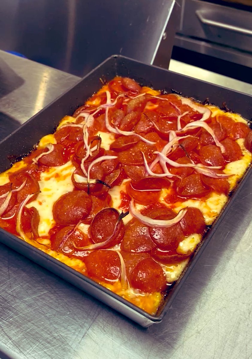 Pepperoni pie’s ready! 🍕♨️

#detroitstylepizza #sfsoma