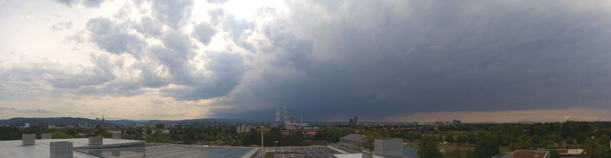 Nicht untypisch für eine starke #Gewitterzelle schert diese nun etwas nach rechts aus der Grundströmung aus. Noch immer ist grösserer #Hagel vorhanden! Sie zieht aktuell Richtung #Delémont und #Basel (Blick nach SW). #Sturmböen möglich! met.to/ddq (km)