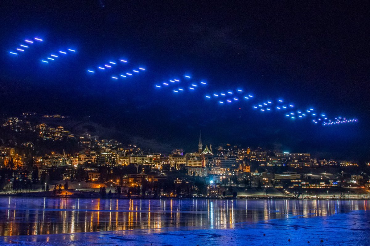 Am Abend des 19. und 20. August 2022 verwandelt eine Drohnenshow den Nachthimmel über dem St. Moritzersee um 22:00 Uhr in ein buntes Lichtermeer. #RFTC2022 #fromStMoritzwithlove
