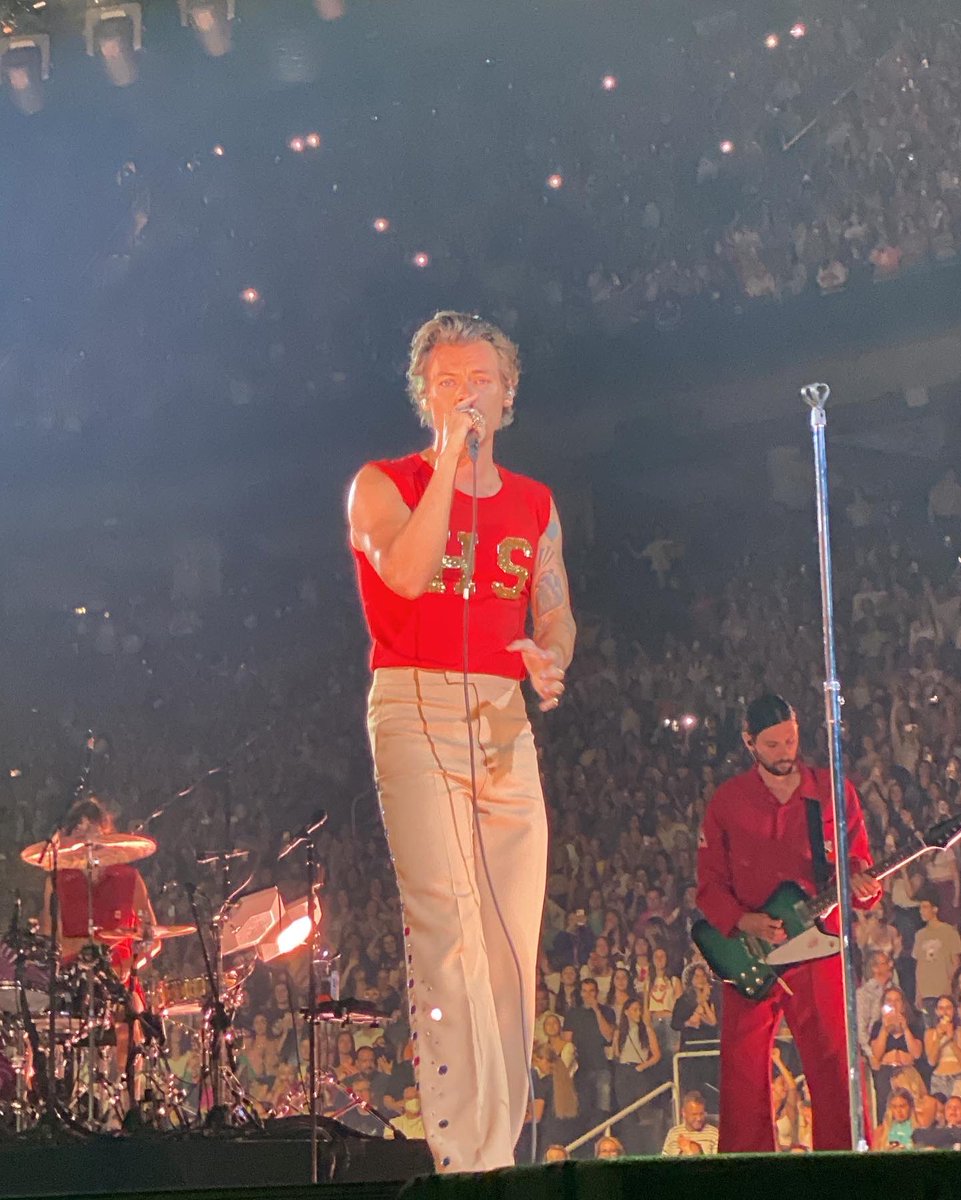 marrastribe's tweet photo. Toronto Night 1 was amazing🤩#HarryStyles #LoveOnTourToronto #harrystylestoronto (yes he’s staring into my camera/my soul 🥹) https://t.co/9GWU6qoNO2