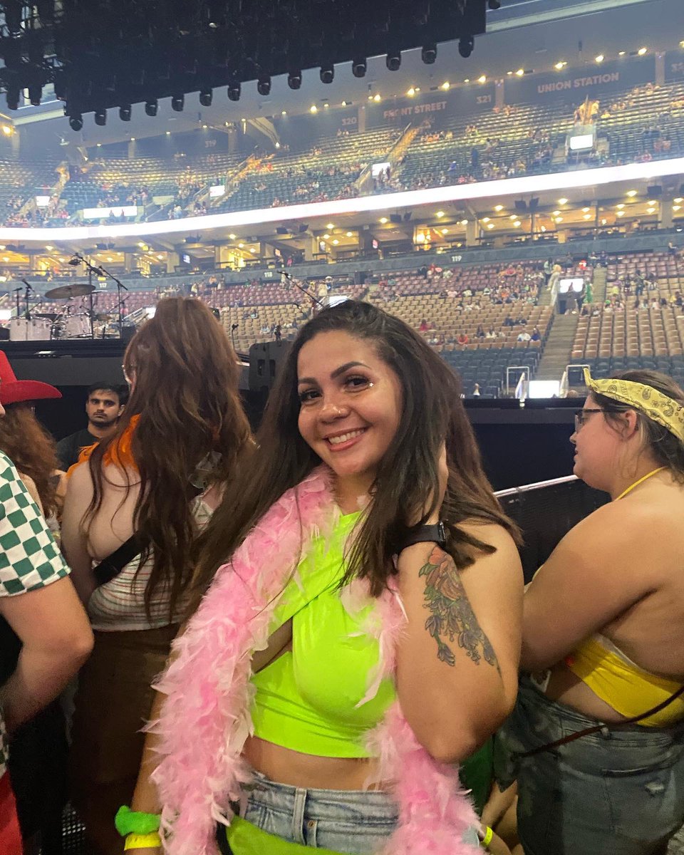 marrastribe's tweet photo. Toronto Night 1 was amazing🤩#HarryStyles #LoveOnTourToronto #harrystylestoronto (yes he’s staring into my camera/my soul 🥹) https://t.co/9GWU6qoNO2