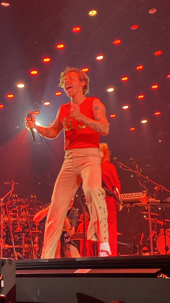 marrastribe's tweet photo. Toronto Night 1 was amazing🤩#HarryStyles #LoveOnTourToronto #harrystylestoronto (yes he’s staring into my camera/my soul 🥹) https://t.co/9GWU6qoNO2