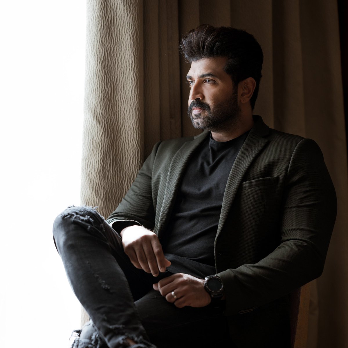 KrishmuraliD's tweet photo. Our #StylishKing @arunvijayno1 Anna's new photoshoot clicked during #Tamilrockerz 🕸️ promotions 😍😍😍
#ArunVijay #AV #AVfans
@teamaimpr @sathishoffl @karthikakphoto @Yegneshhari @arunvijaynetwo1 @CtcMediaboy @allindiaavfc
@CUDDALOREAVFANS @aaamallovely PC: @ShotbyAshokMak 🤩 https://t.co/Ay3l5WZHgx