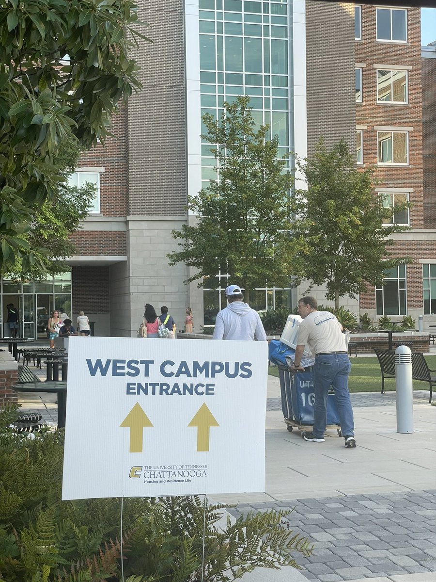 utchousing's tweet photo. It’s move in day! 📣 #operationmovein #utcliveon #liveoncampus #utchattanooga #gomocs https://t.co/43ZVlmCDuv