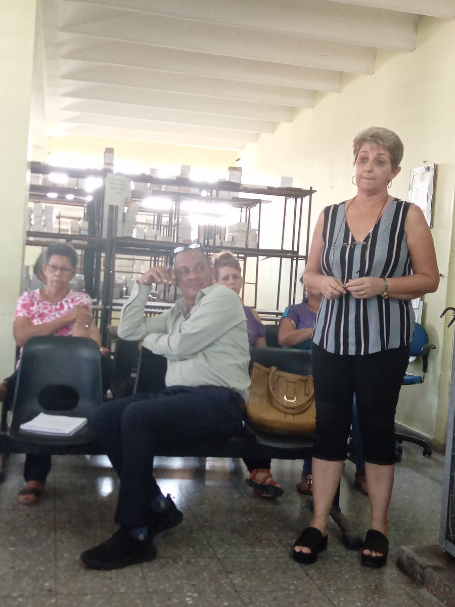 LiliamPinar's tweet photo. La @NiurkaRguezPR vicegobernadora #PinardelRio participa en el Consejo de Dirección de la Empresa Farmacia y Óptica donde se evalúa acciones a realizar en saludo a la Rendición de Cuentas del @gobpinar a la @AsambleaCuba . https://t.co/INryNXwXFm