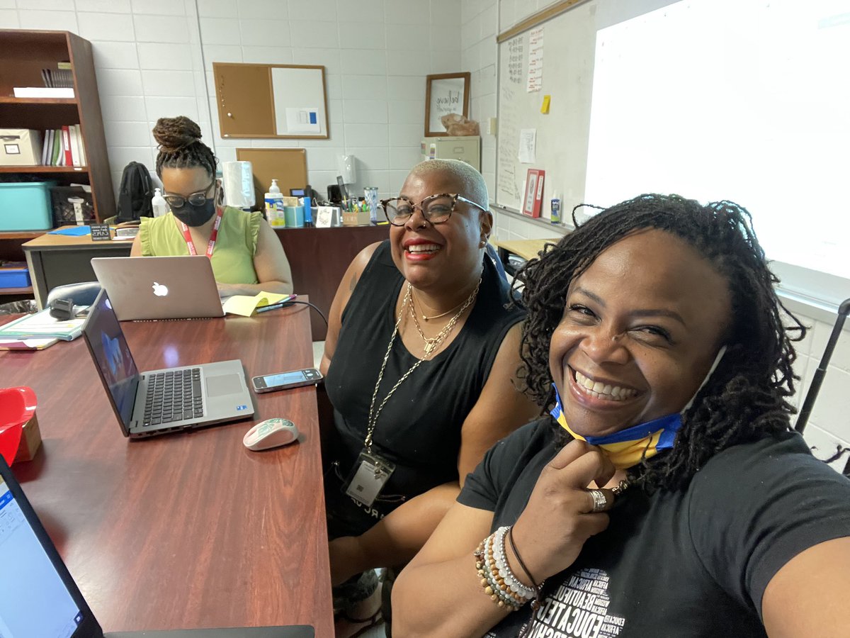 👀 Look who popped into Brookview to provide support!  We are ALL here to grow in BIG way.  Thank you for the support @OutsidetheQuad during our ILS meeting and <a href="/tadpho/">Torey Domineck</a> for your support on the upcoming staff PD session. <a href="/BESPandaWallace/">J. Wallace</a> #watchusGROW