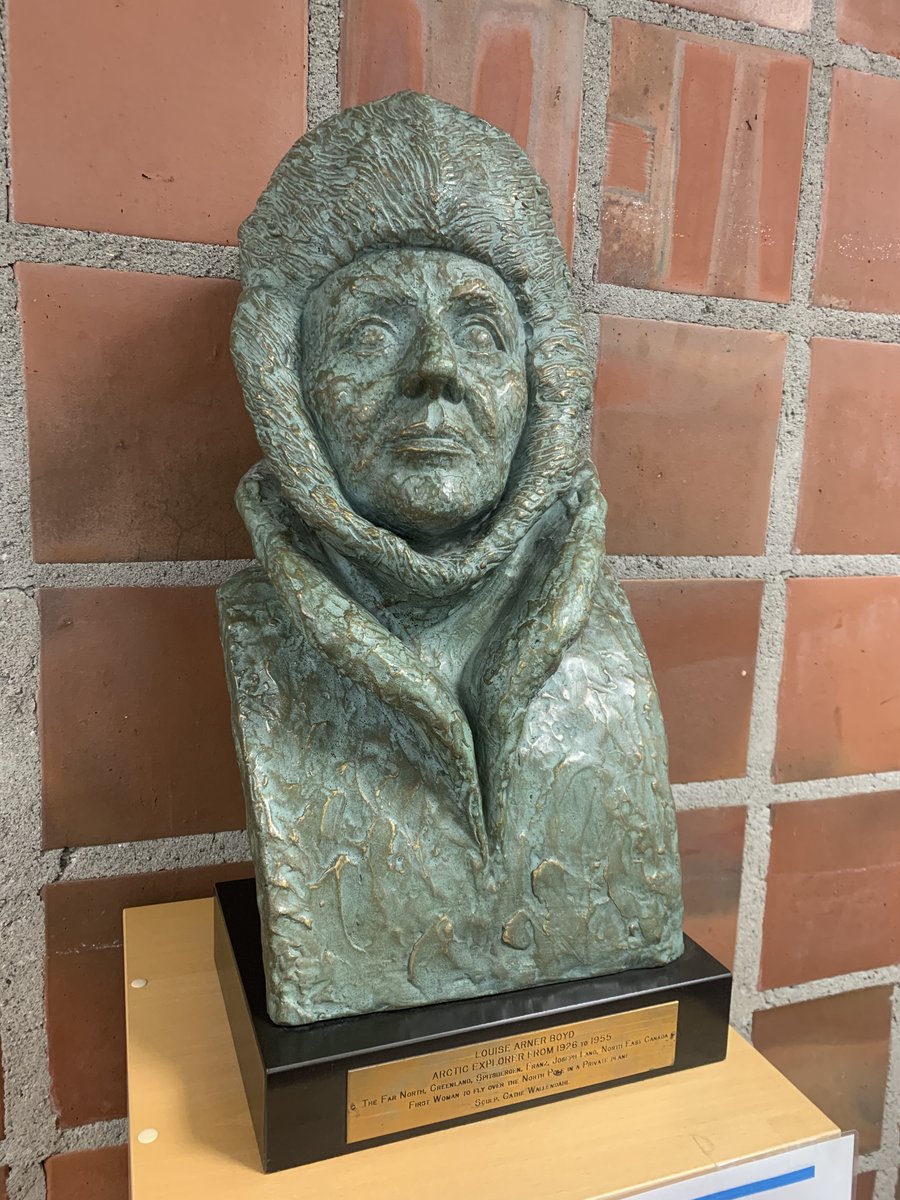 Har du sett denne bysten på Realfagsbiblioteket?

Den er til minne om Louise Arner Boyd, den første kvinnen til å fly over Nordpolen i 1955.

Neste uke, som en del av Kunnskapseplet, kommer forfatter og prof. Anka Ryall for å snakke om Boyd: tinyurl.com/3387cdta (1/7)