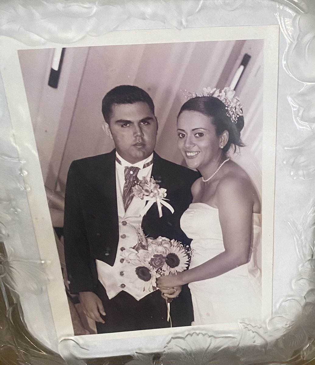 CFSlebi's tweet photo. Amor de mi vida, la compañera que el señor me regaló, le doy gracias a Dios por haberte puesto en mi camino y por ser mi acompañante en este viaje corto que emprendemos en este mundo; espero que estos 19 años de casados se vuelvan en muchos más al lado de Dios siempre TE AMO https://t.co/kTuYNYkbUr