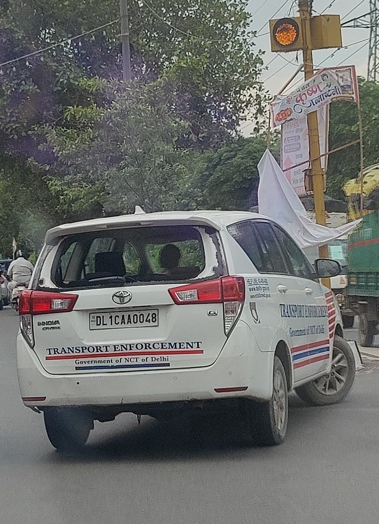 Sharvan67456901's tweet photo. यह देखिए #transportenforcement की खुद की गाड़ी का हाल। सरकार ने इन्हे खुली एसी दे रखी हैं। ताकि इन्हे गरमी ना लगे। @Ch_Ramchander_ @om_pahal @ArvindKejriwal @RamvirBidhuri @EktaUnion https://t.co/Nfjxm7jsiG