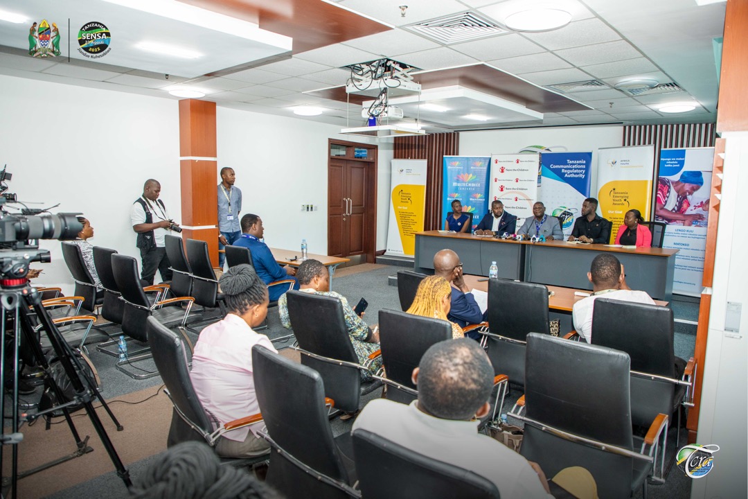 Hakingowi's tweet photo. Mamlaka ya Mawasiliano Tanzania (TCRA) imeshiriki na  kuongoza mkutano baina ya TCRA, Waandishi wa Habari na Taasisi ya “Africa Youth Transformation” ambayo ni waandaaji wa Shindano la vijana linalofahamika kama “Tanzania Emerging Youth Awards” (TEYA), https://t.co/rzayOpelS3