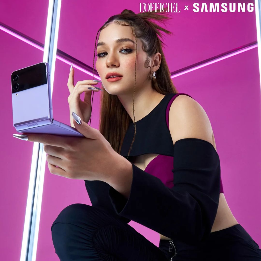 ⠀⠀
        ͏ᅟᅟᅟ  ͏≡  𝗦𝗔𝗠𝗦𝗨𝗡𝗚 
 
     𝐕iolette 𝐖autier  x  𝗚alaxy 𝗭 𝗙lip 
      ⎯⎯⎯⎯⎯⎯⎯⎯⎯⎯⎯⎯⎯⎯
         Galaxy Z flip, uma nova
 experiência de usar um smartphone
 dobrável, a embaixadora Violette ensina
 o Galaxy V flex.